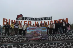 Jeep melintasi lereng Merapi