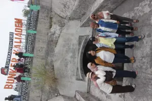 Wisatawan menikmati jeep tour