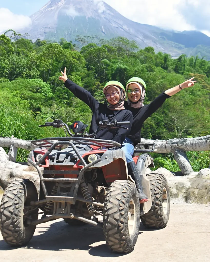 Puncak Gunung Merapi terlihat dari jalur wisata di lereng selatan