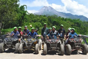 Rombongan ATV berfoto dengan latar Gunung Merapi