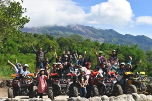 Foto bersama rombongan di lereng Merapi