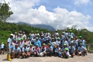 Foto bersama rombongan gathering