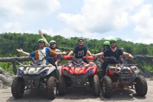 Tiga ATV berhenti di titik pandang