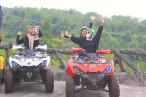 Berpose di atas ATV di gardu pandang