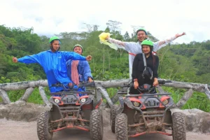 Berpose dengan jas hujan di gardu pandang