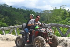 Berboncengan ATV di gardu pandang