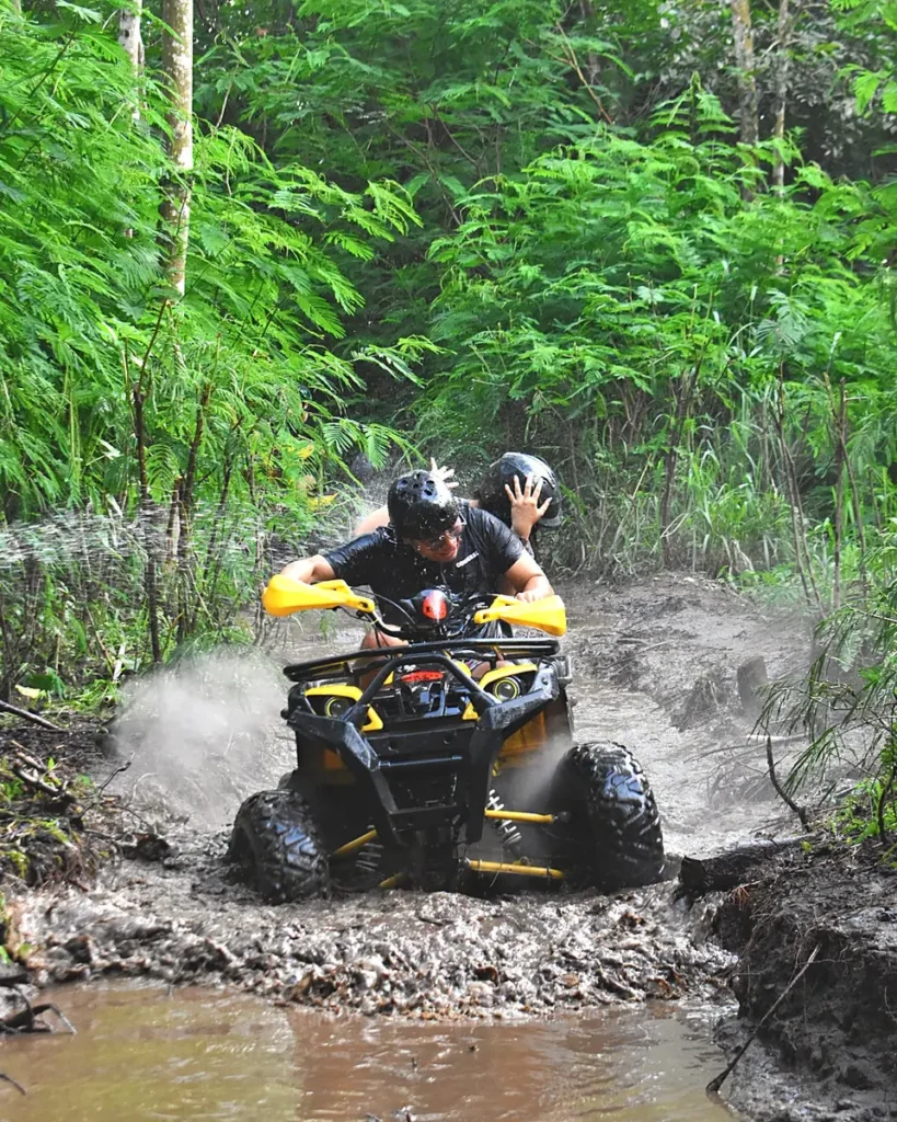 ATV menerobos genangan air