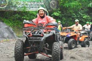 ATV melintasi jalur berpasir