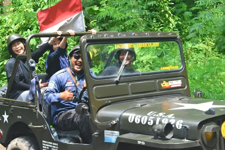 Jeep lava tour berbendera Merah Putih