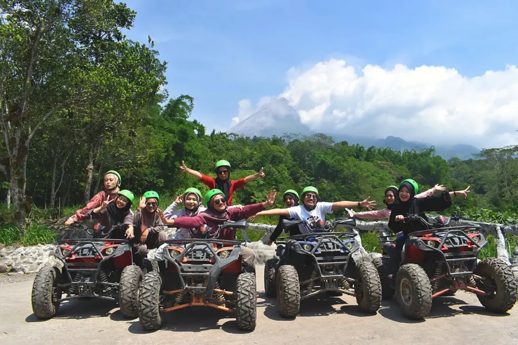 Blog jeep dan ATV Merapi: rombongan ATV di titik pandang dengan latar Merapi