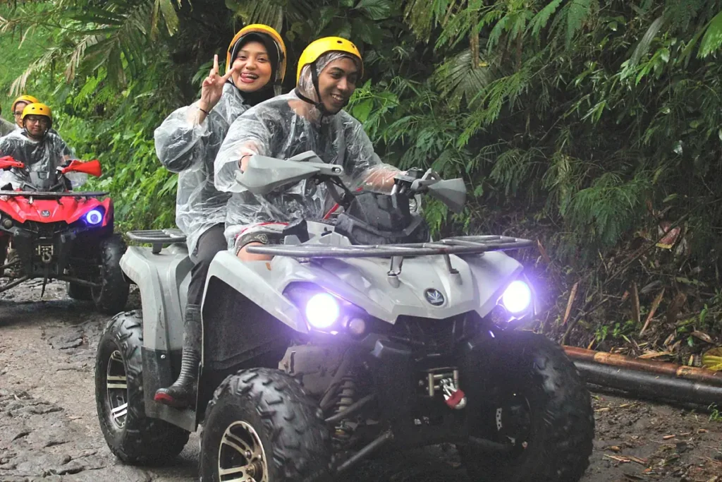 ATV dengan jas hujan di jalur hutan