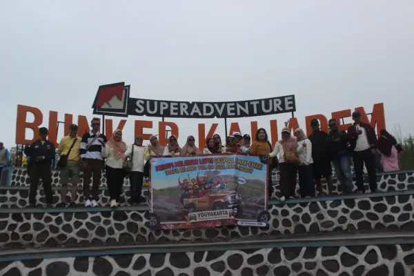 Wisatawan berfoto di papan nama Bunker Kaliadem