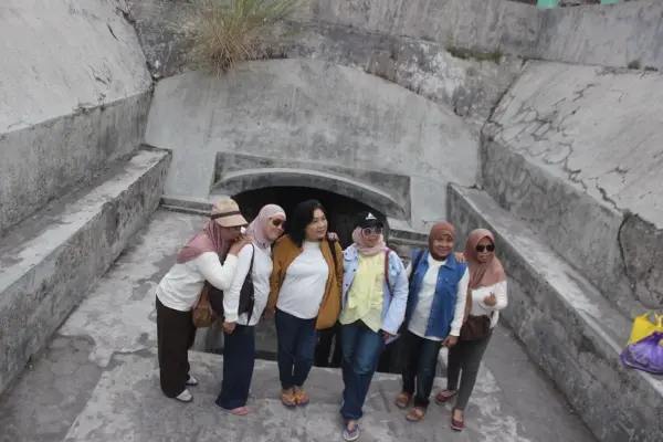 Bunker Kaliadem: wisatawan berfoto di depan pintu bunker